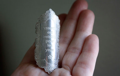 Lo esencial, anillo cita de El Principito de Saint-Exupéry en plata