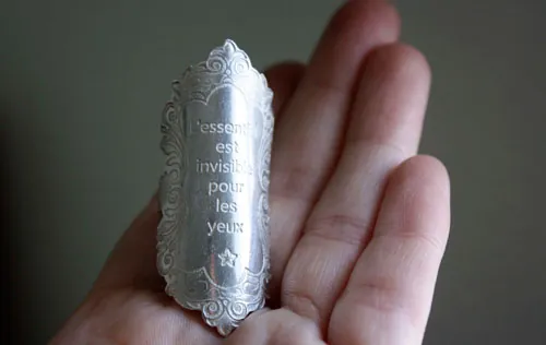 Lo esencial, anillo cita de El Principito de Saint-Exupéry en plata