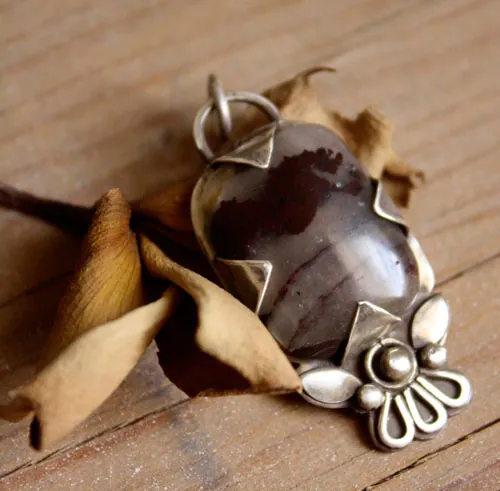 Loha, dije flor de hierro en plata y jaspe iron