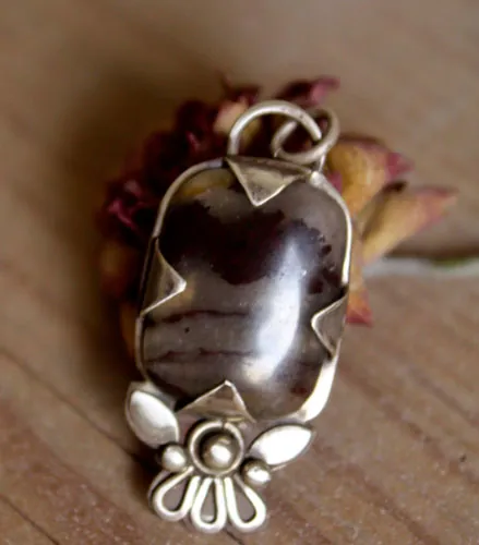 Loha, dije flor de hierro en plata y jaspe iron