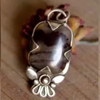 Loha, dije flor de hierro en plata y jaspe iron