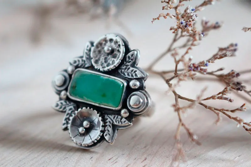 Loto de oriente, anillo flor de renacimiento en plata y crisoprasa