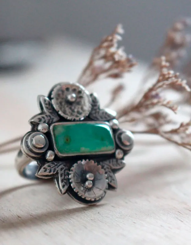 Loto de oriente, anillo flor de renacimiento en plata y crisoprasa