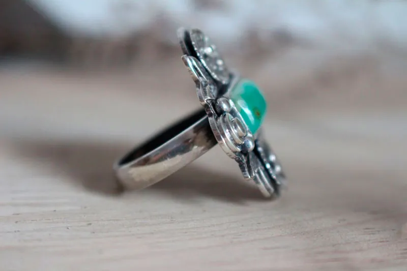 Loto de oriente, anillo flor de renacimiento en plata y crisoprasa