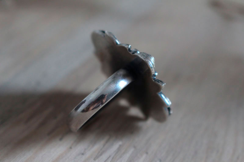 Loto de oriente, anillo flor de renacimiento en plata y crisoprasa