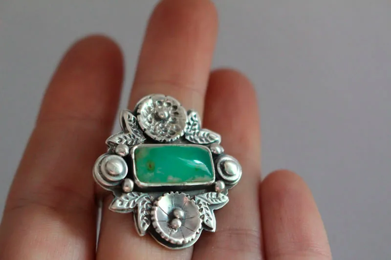 Loto de oriente, anillo flor de renacimiento en plata y crisoprasa