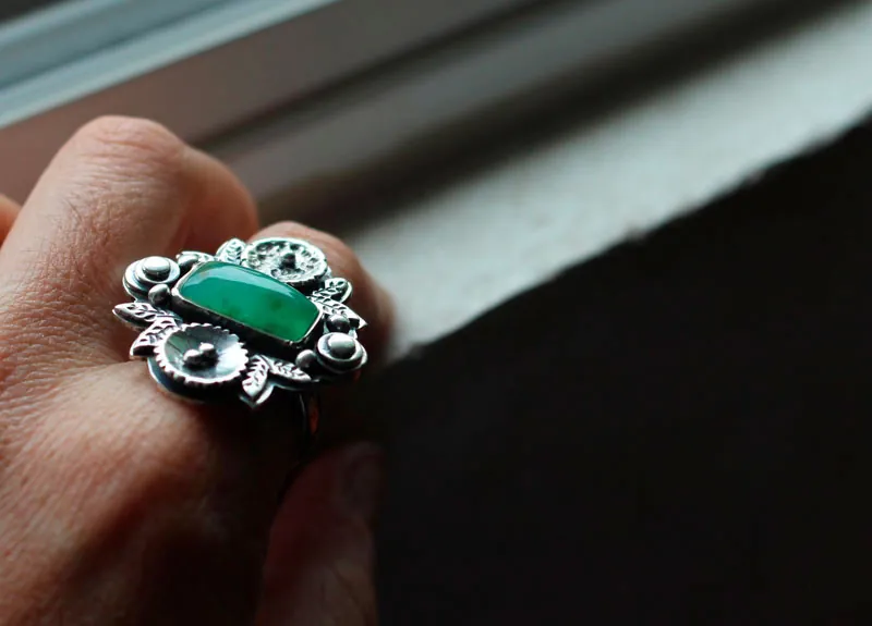 Loto de oriente, anillo flor de renacimiento en plata y crisoprasa
