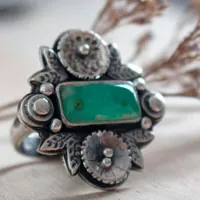 Loto de oriente, anillo flor de renacimiento en plata y crisoprasa