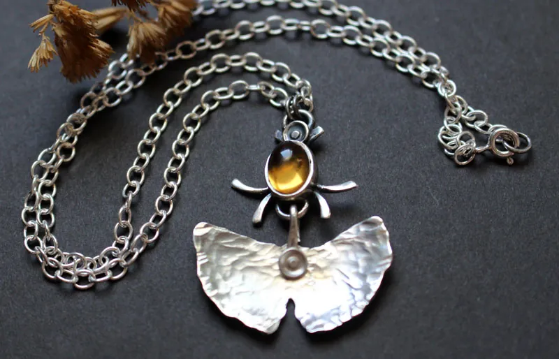 Luciérnaga, collar de hoja de ginkgo en plata y citrino