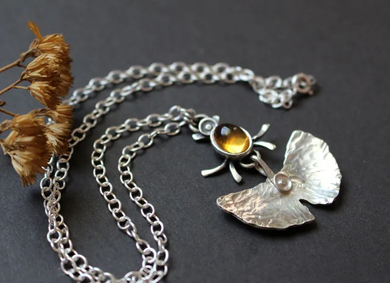 Luciérnaga, collar de hoja de ginkgo en plata y citrino