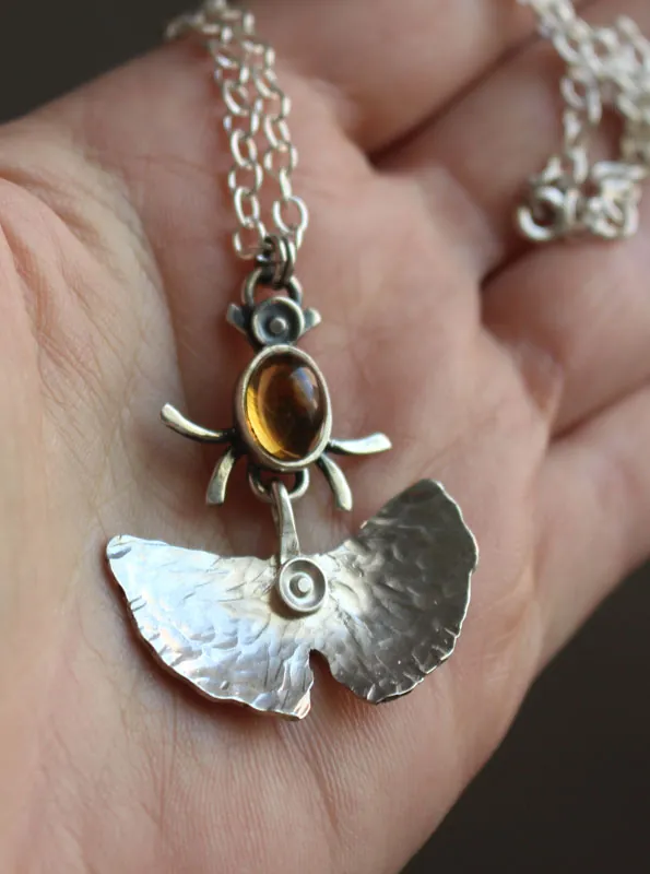 Luciérnaga, collar de hoja de ginkgo en plata y citrino