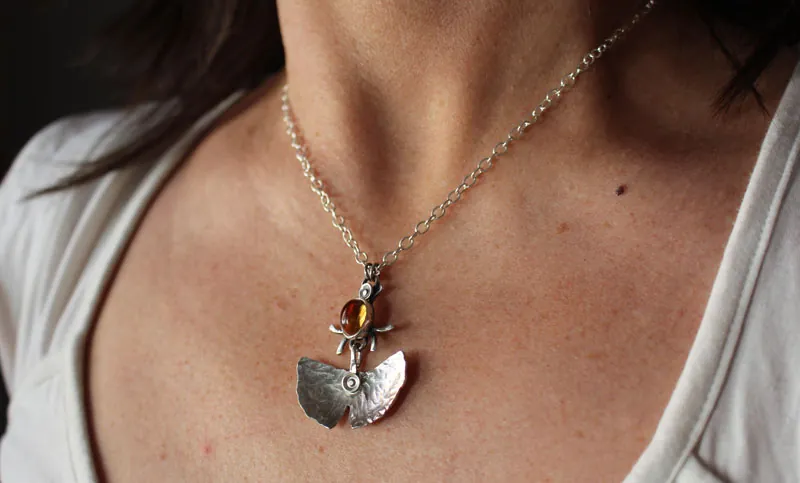 Luciérnaga, collar de hoja de ginkgo en plata y citrino