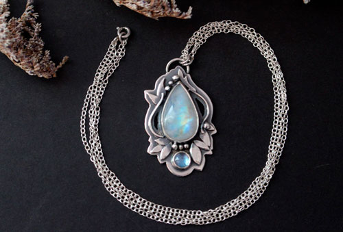 Luinil, elven necklace in silver, blue zircon and white labradorite