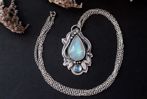 Luinil, collar élfico en plata, zircón azul y labradorita blanca