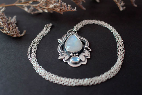 Luinil, elven necklace in silver, blue zircon and white labradorite