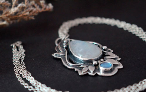 Luinil, elven necklace in silver, blue zircon and white labradorite