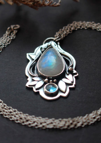 Luinil, elven necklace in silver, blue zircon and white labradorite