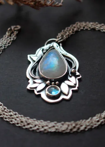 Luinil, collar élfico en plata, zircón azul y labradorita blanca