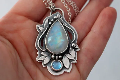 Luinil, collar élfico en plata, zircón azul y labradorita blanca