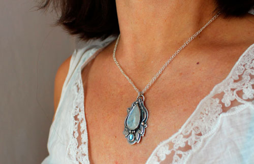 Luinil, elven necklace in silver, blue zircon and white labradorite