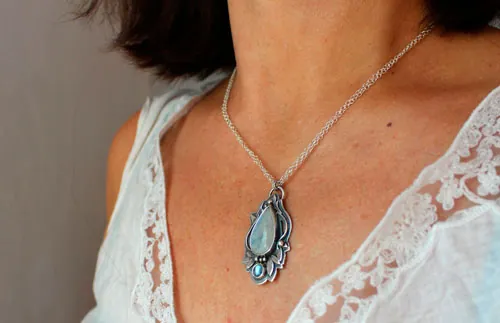 Luinil, collar élfico en plata, zircón azul y labradorita blanca