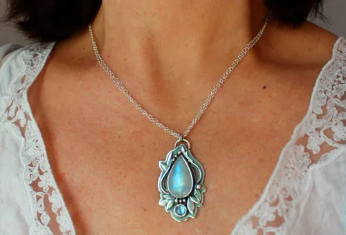 Luinil, collar élfico en plata, zircón azul y labradorita blanca