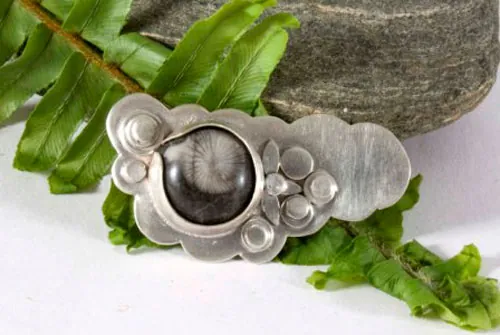 Lumi, broche vegetal en plata y ágata fósil