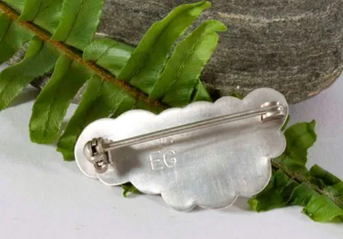 Lumi, broche vegetal en plata y ágata fósil