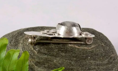 Lumi, broche vegetal en plata y ágata fósil