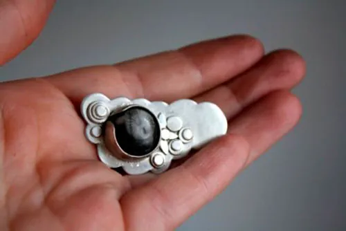 Lumi, broche vegetal en plata y ágata fósil