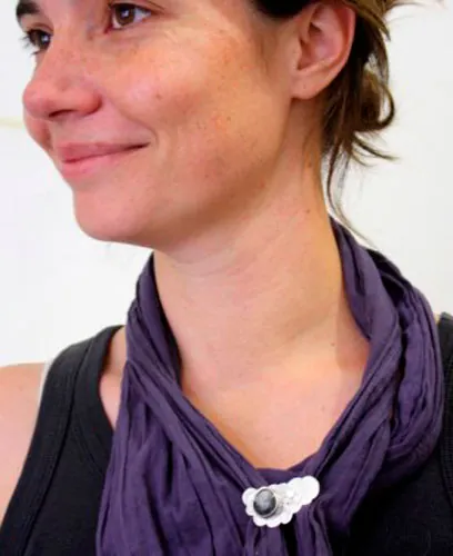Lumi, broche vegetal en plata y ágata fósil
