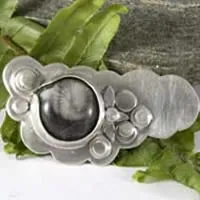 Lumi, broche vegetal en plata y ágata fósil