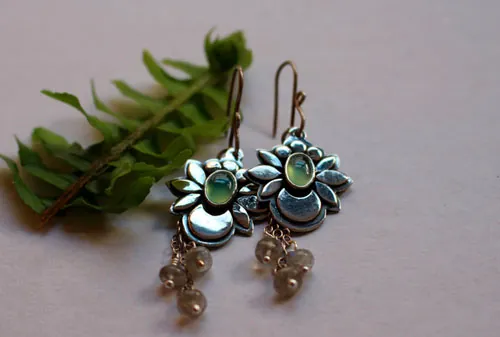 Luna de agua, aretes luna flor en plata, crisoprasa y labradorita