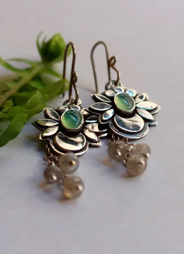 Luna de agua, aretes luna flor en plata, crisoprasa y labradorita