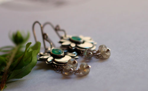 Luna de agua, aretes luna flor en plata, crisoprasa y labradorita