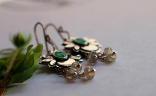 Luna de agua, aretes luna flor en plata, crisoprasa y labradorita