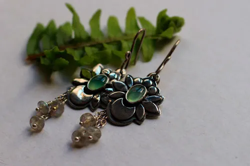 Luna de agua, aretes luna flor en plata, crisoprasa y labradorita