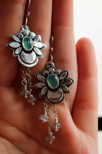Luna de agua, aretes luna flor en plata, crisoprasa y labradorita