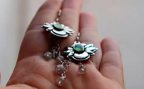 Luna de agua, aretes luna flor en plata, crisoprasa y labradorita