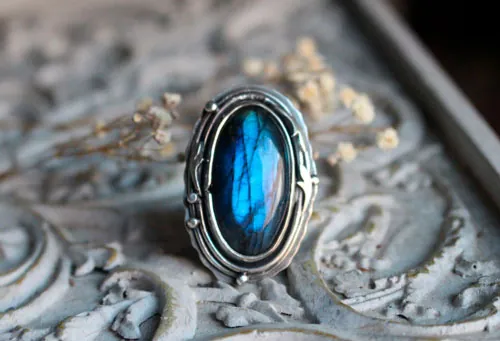 Luna de escarcha sobre el bosque, anillo élfico en plata y labradorita