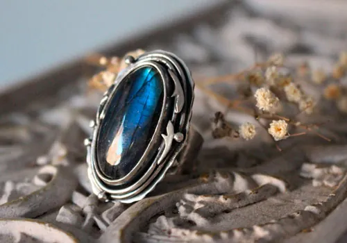 Luna de escarcha sobre el bosque, anillo élfico en plata y labradorita
