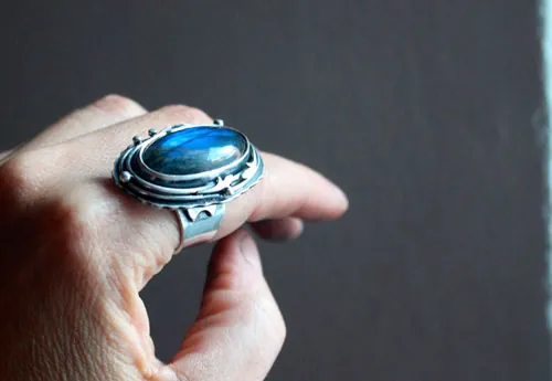 Luna de escarcha sobre el bosque, anillo élfico en plata y labradorita