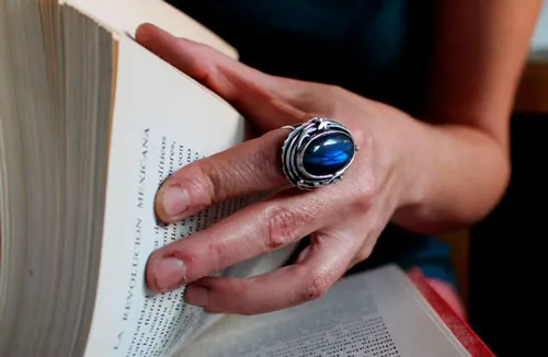Luna de escarcha sobre el bosque, anillo élfico en plata y labradorita