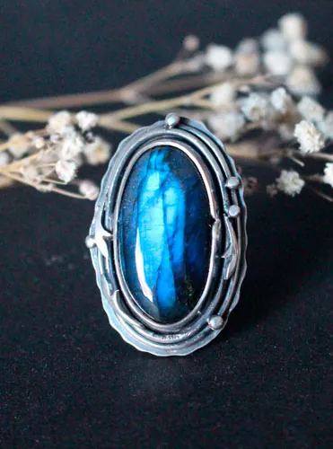 Luna de escarcha sobre el bosque, anillo élfico en plata y labradorita
