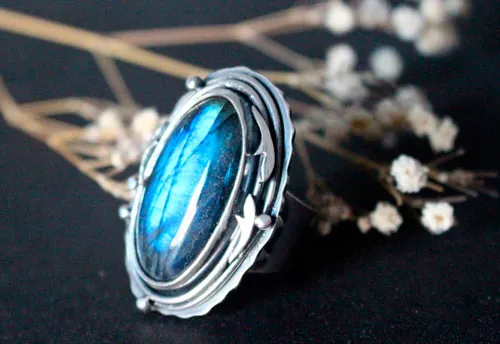 Luna de escarcha sobre el bosque, anillo élfico en plata y labradorita