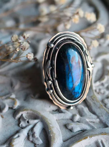 Luna de escarcha sobre el bosque, anillo élfico en plata y labradorita