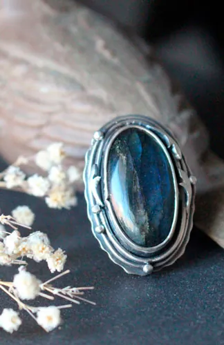 Luna de escarcha sobre el bosque, anillo élfico en plata y labradorita
