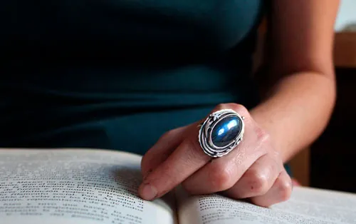 Luna de escarcha sobre el bosque, anillo élfico en plata y labradorita