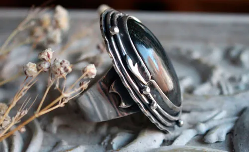 Luna de escarcha sobre el bosque, anillo élfico en plata y labradorita