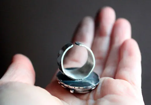 Luna de escarcha sobre el bosque, anillo élfico en plata y labradorita